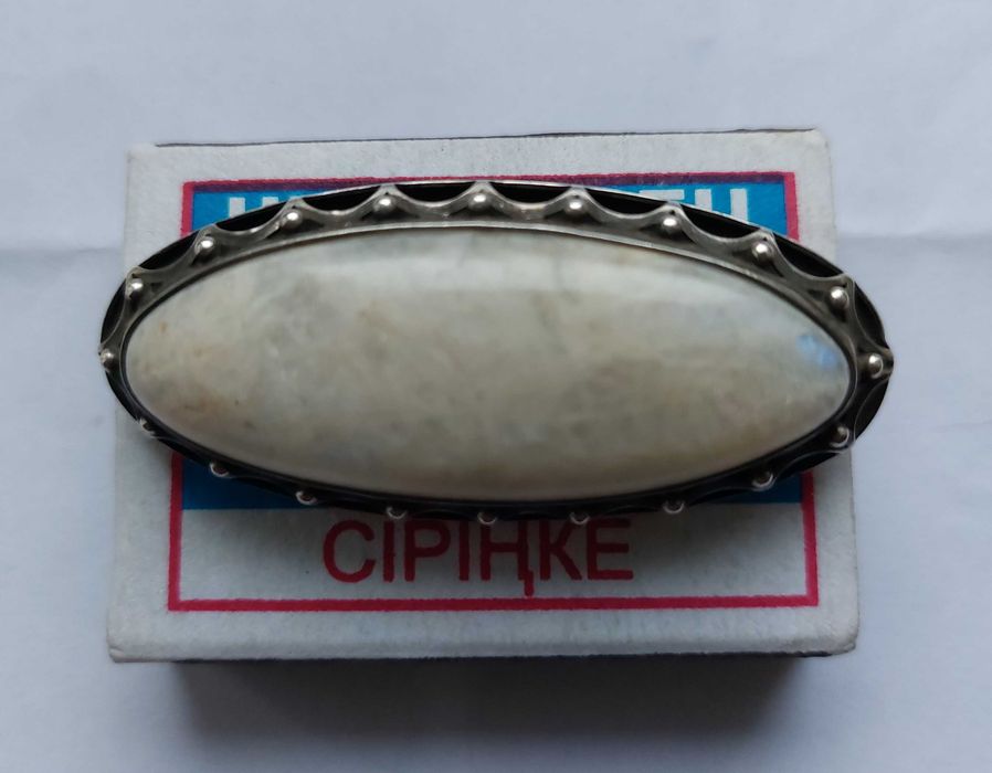 Брошка серебро 875 проба. Камень беломорит ?. Брошь СССР