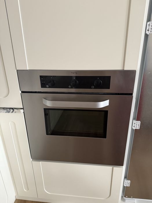 Продам духовку Zanussi