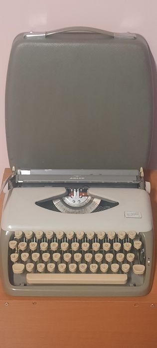 Mașină de scris Adler Tippa