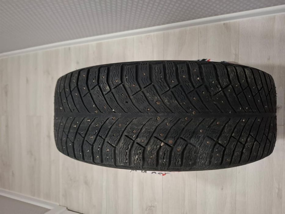 Продам шипованую резину