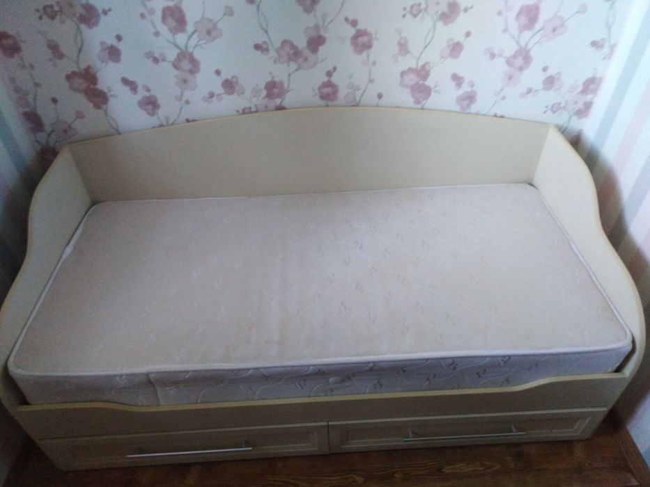 Продам детскую кровать в отличном состояние