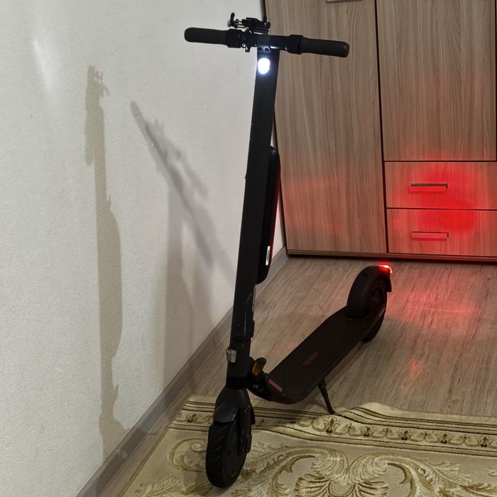 Продам электросамокат Ninebot KickScooter