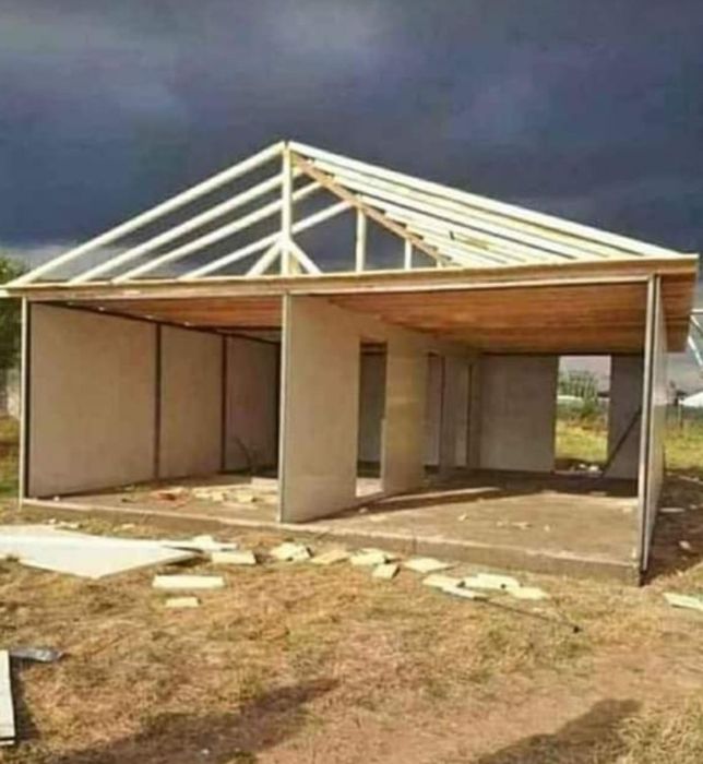 Vând case pe structură metalică și panouri sandwich