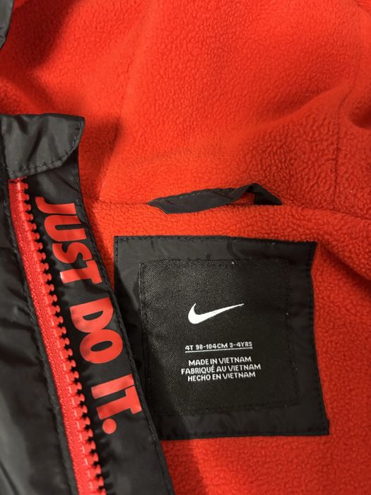 Оригинално яке на nike , купувано от канада , носено е 1 месец ,