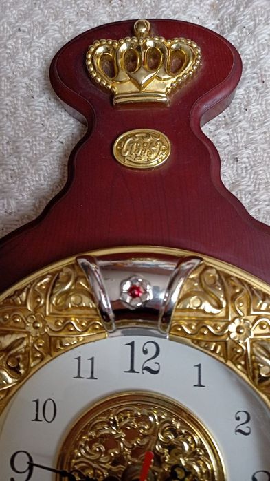 Стенен часовник в златна рамка