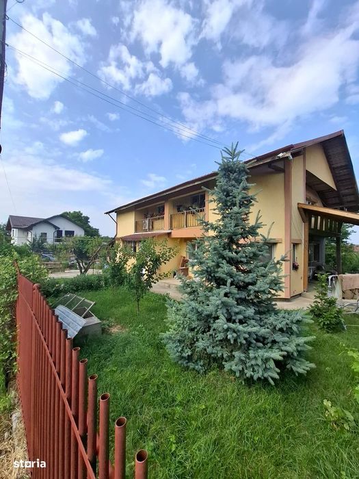 Vând Casă Parter Etaj, 5 Camere, bucatarie 2 Băi, 240 m² Zona Horpaz