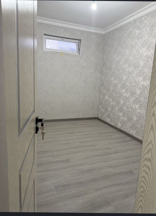 Uy sotiladi 2 etajlik 1.5 sotik pishgan gishtdan qurilgan