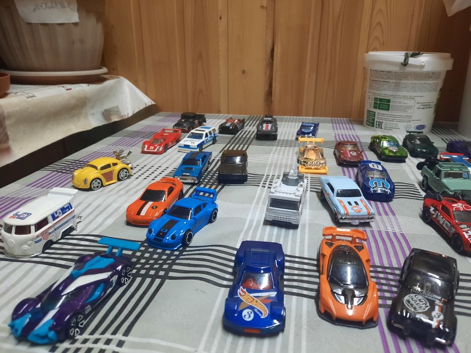 Машинки HOT Weels