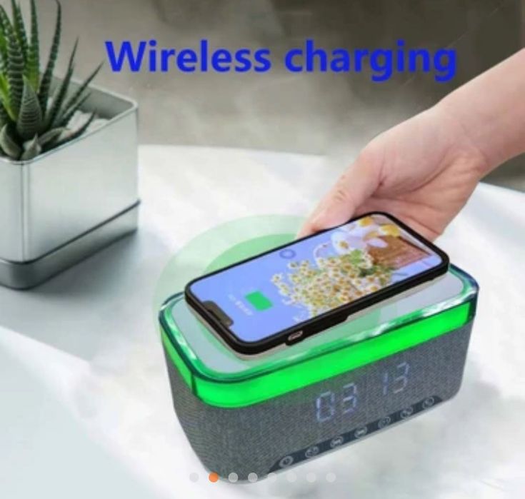 Безжична Bluetooth колонка с функция за зареждане на телефон отгоре, RGB дизайн, аларма и часовник.