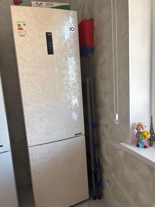 Холодильник LG    2 метр.   б/у