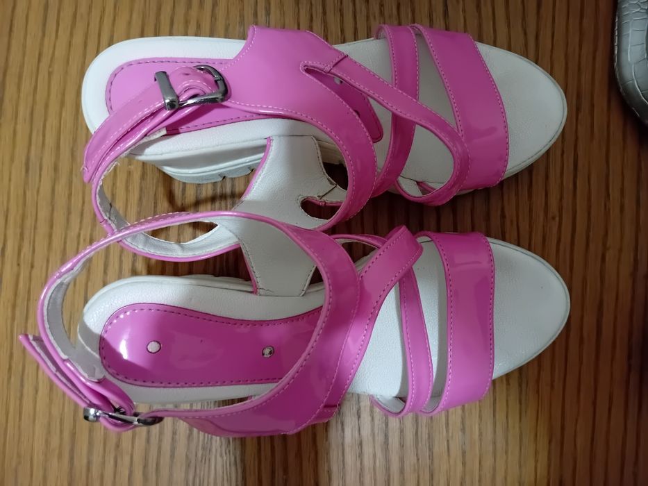 Дамски чехли и сандали