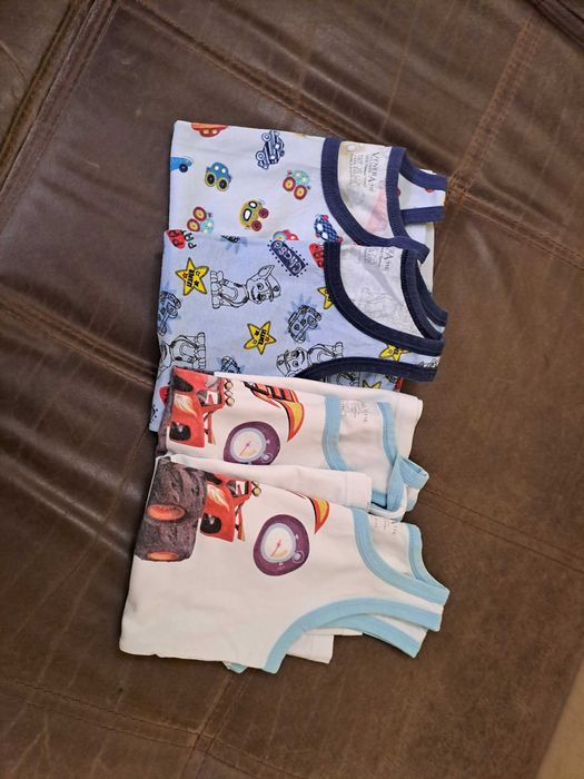 Тънки якенца, дънки и блузи с къс ръкав