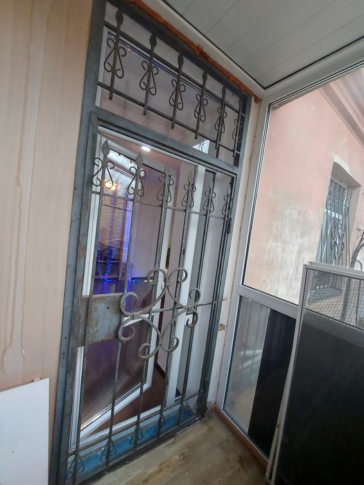 Продам решетку на дверь  в отличном состоянии.