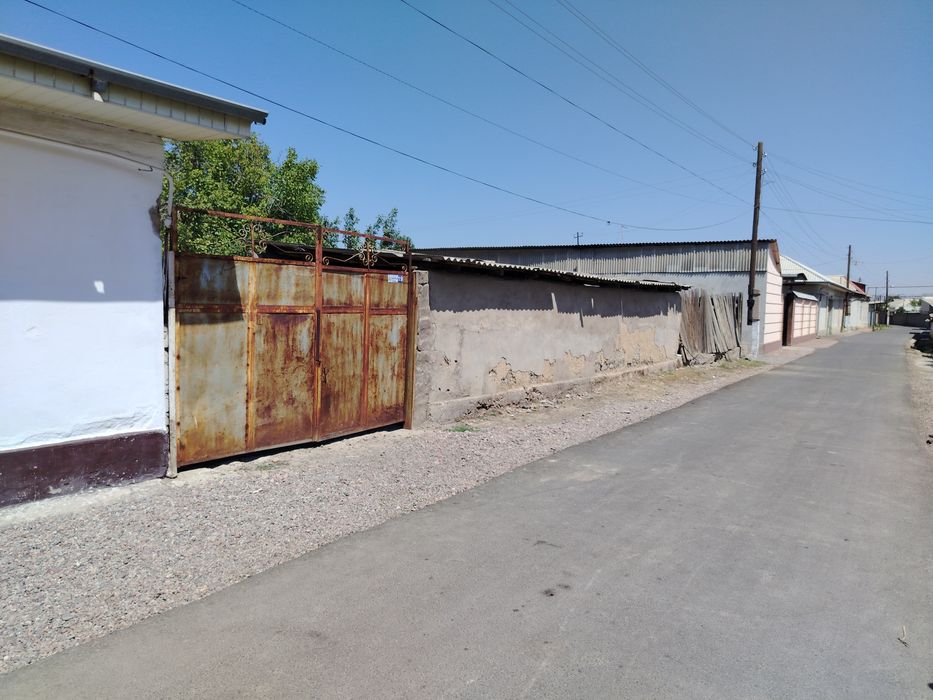 O'rta Chirchiq tuman Kuchlik MFY Uchastka sotiladi 4xona uyi bilan yer