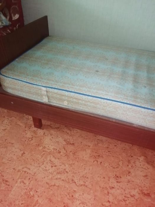 Продам кровать с матрасом
