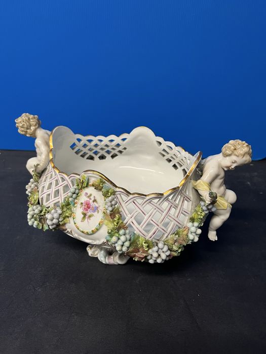 Колекционерска,порцеланова жардиниера Volkstedt,Germany