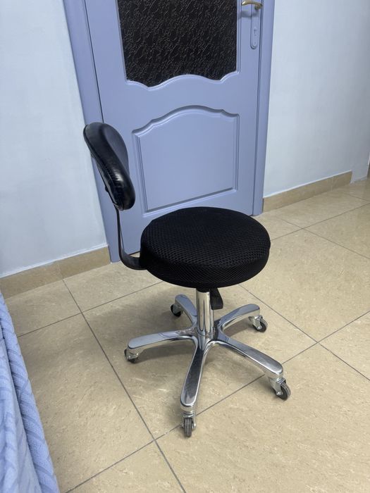Стул с колесиком