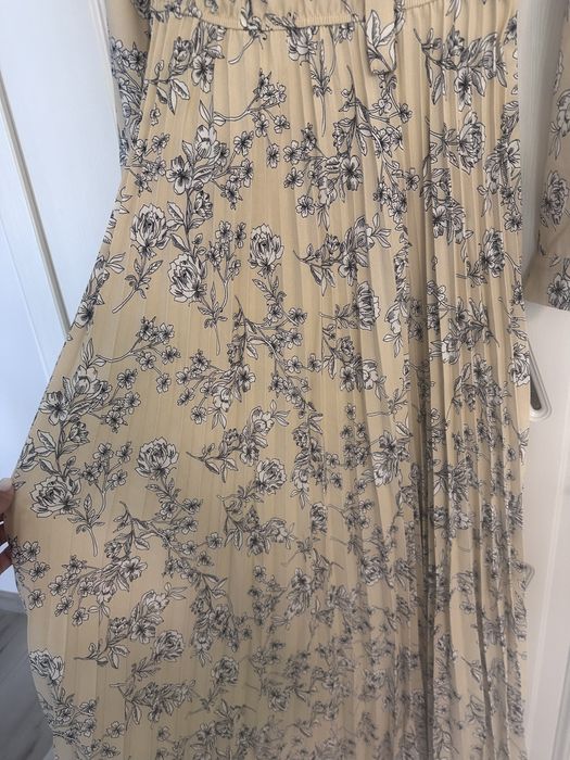 Rochita florala maxi cu maneci lungi si plisata