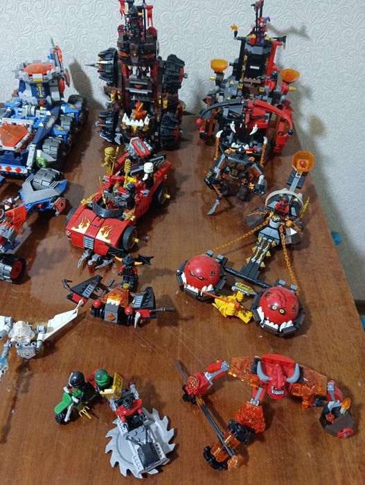 Продам два набора Лего