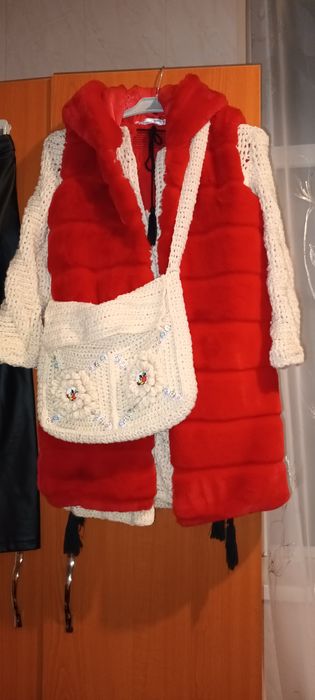 Posetă traditionala, crosetata din lână,  fetita