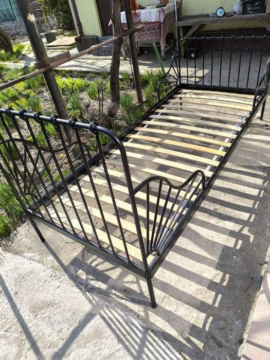 Vând pat copii metalic Ikea