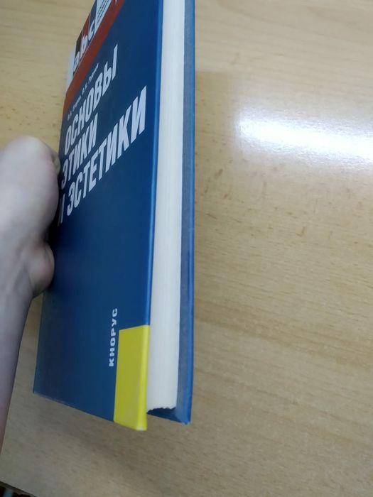 продаю книги .  .