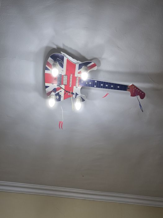 Продам люстру в детскую.