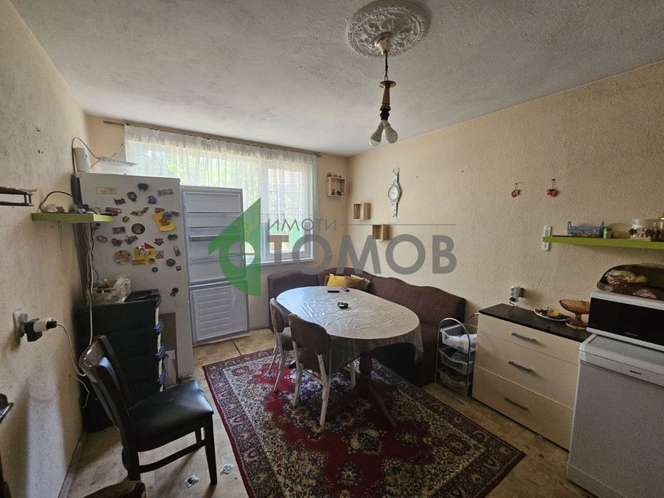 Здрава триетажна къща в село Загоре