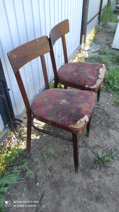 Кресло и стулья.