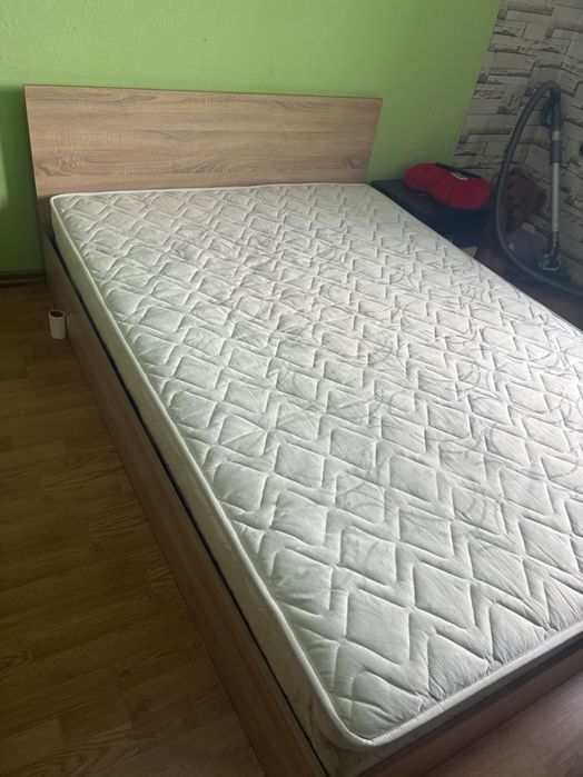 Спалня с матрак нормални следи от употреба