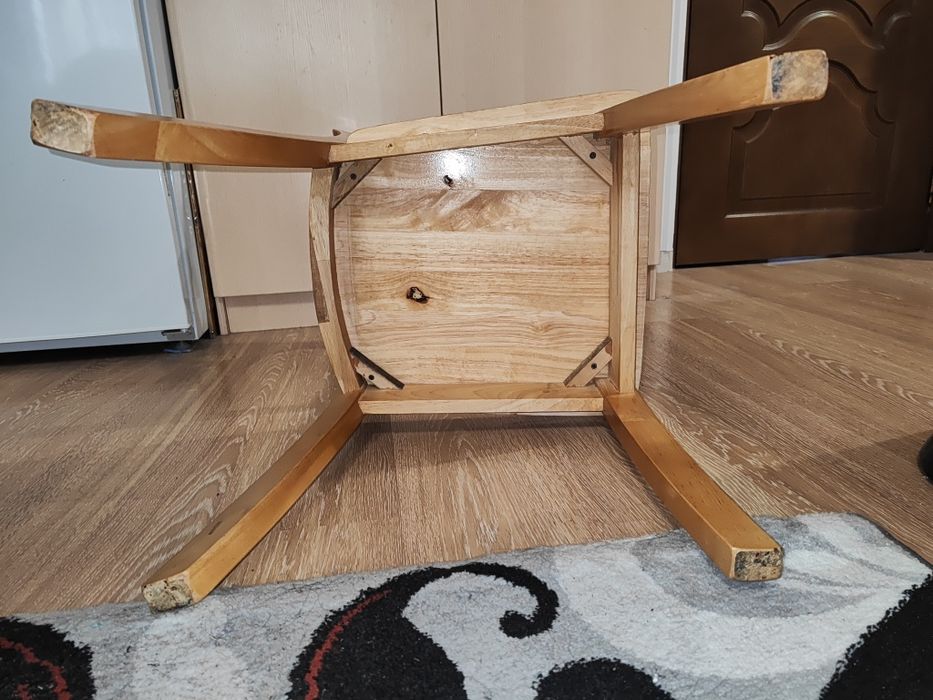 Деревянные стулья