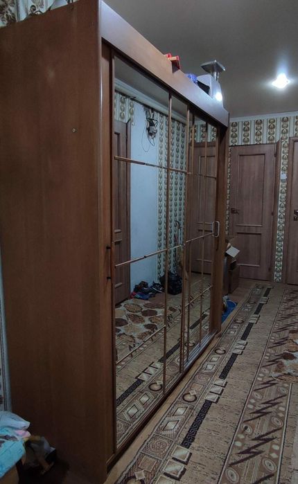 Продам зеркальный шкаф