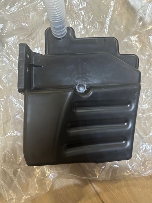 Казанче за течност за чистачки Шкода Октавиа 2