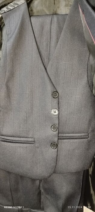 Продам школьный костюм