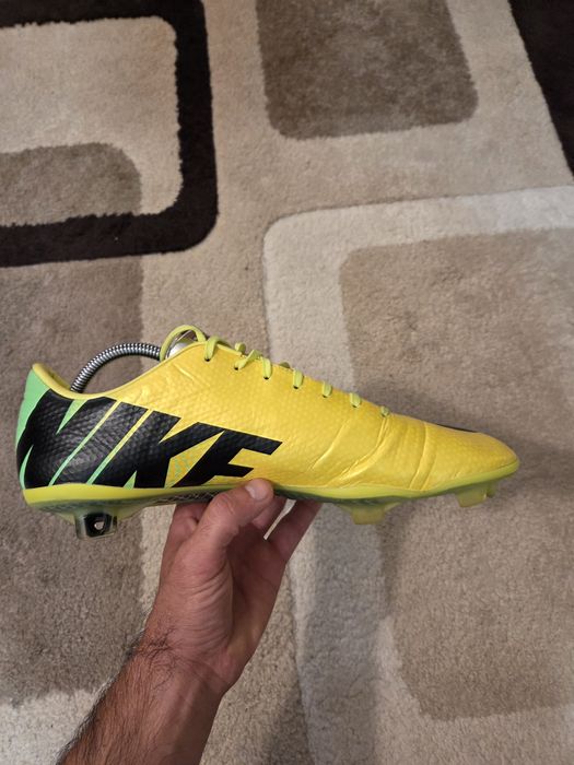 Vand ghete de fotbal profesionale Nike Mercurial Vapor IX ACC FG Vibrant Yellow/Black/Neo Lime in stare impecabila.
Nr. 46 
Pret 800 lei