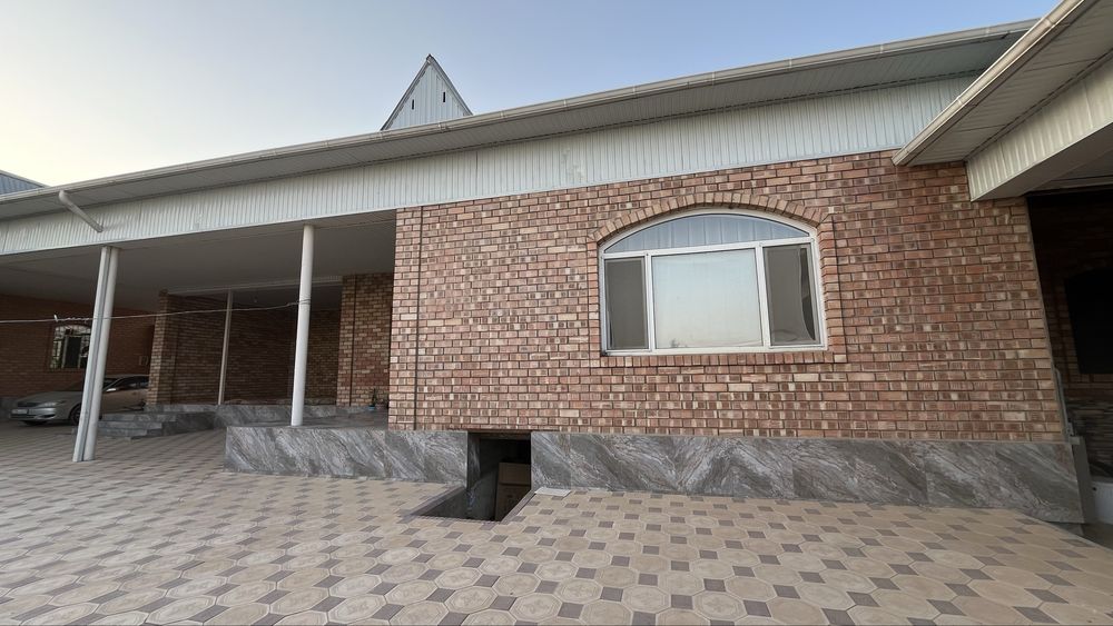 Үй сатылады.