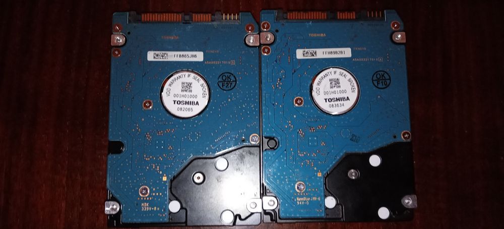 Vând 2 Hard Disk-uri HDD2H05 Toshiba