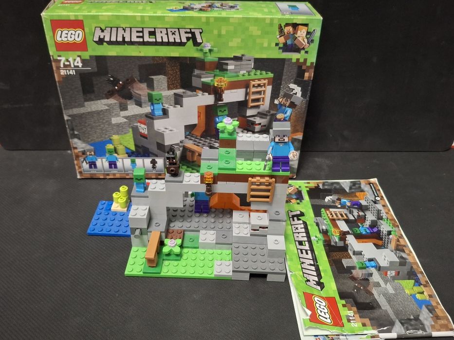 Lego minecraft zombie cave