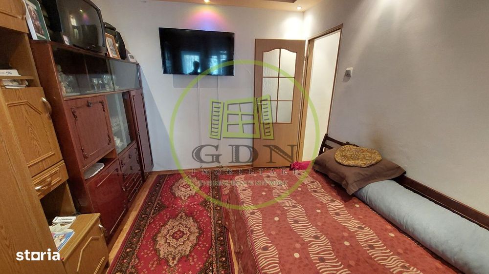 Apartament 3 camere semidecomandat, parter, Craiovita, zona Gradinita