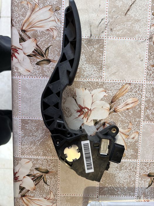 Pedala acceleratie renault megane 3-1.6 dci,an 2012