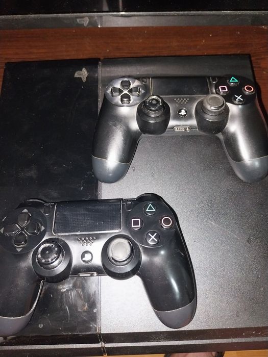 Vând PS 4 în stare buna de utilizare