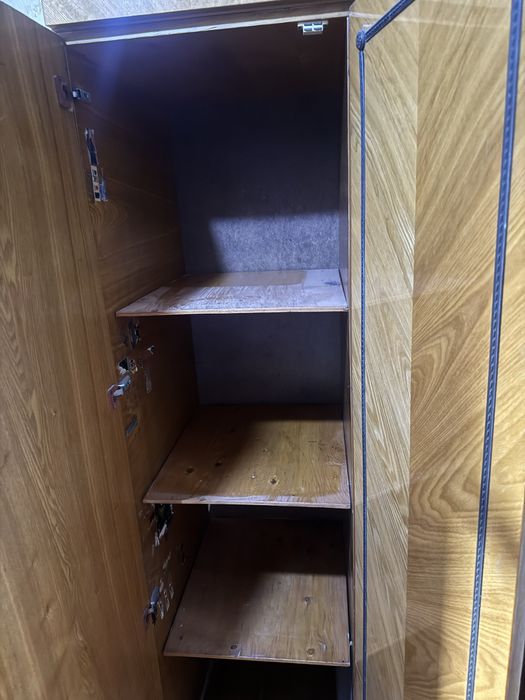 Шкаф с полками в хорошем состояний