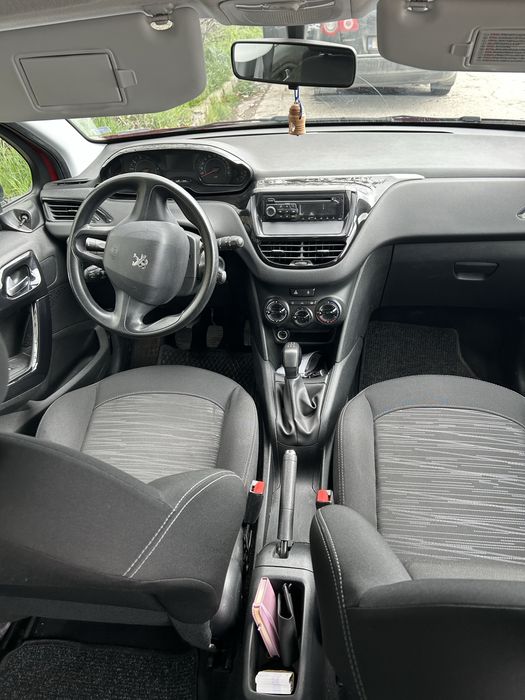 Продавам Пежо 208