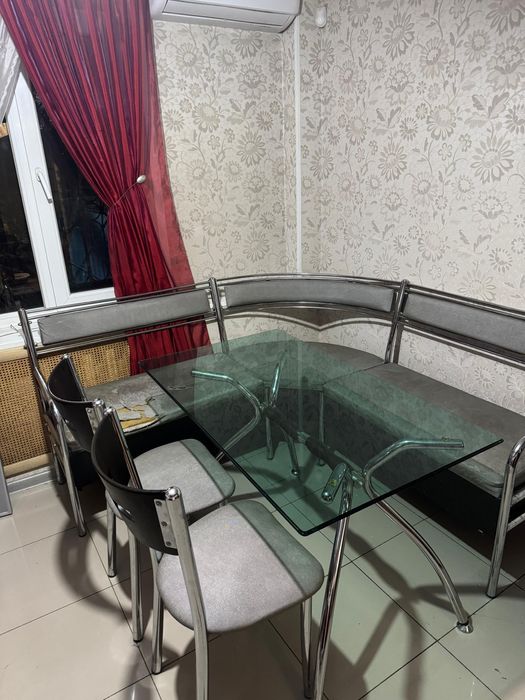 Стол стеклянный со стульями