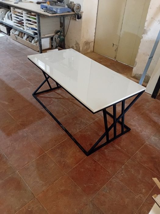 Jurnalniy stol loft