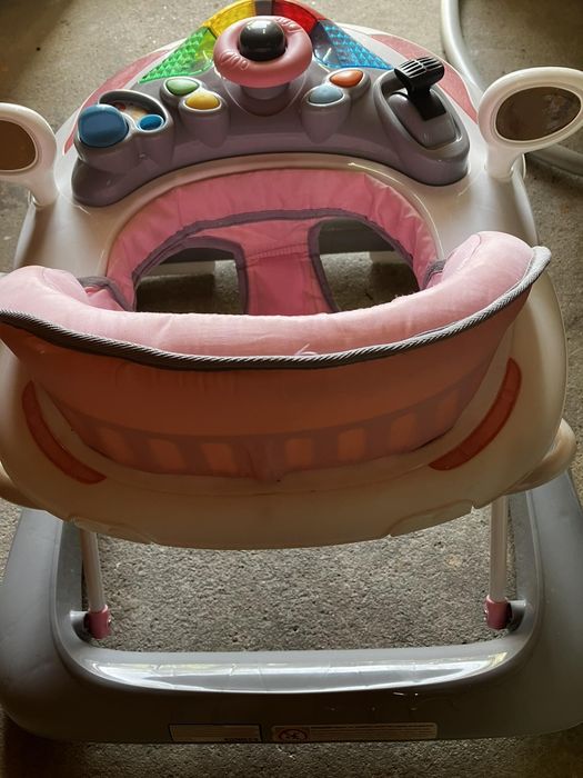 Люлка шезлонг за бебе и проходилка.