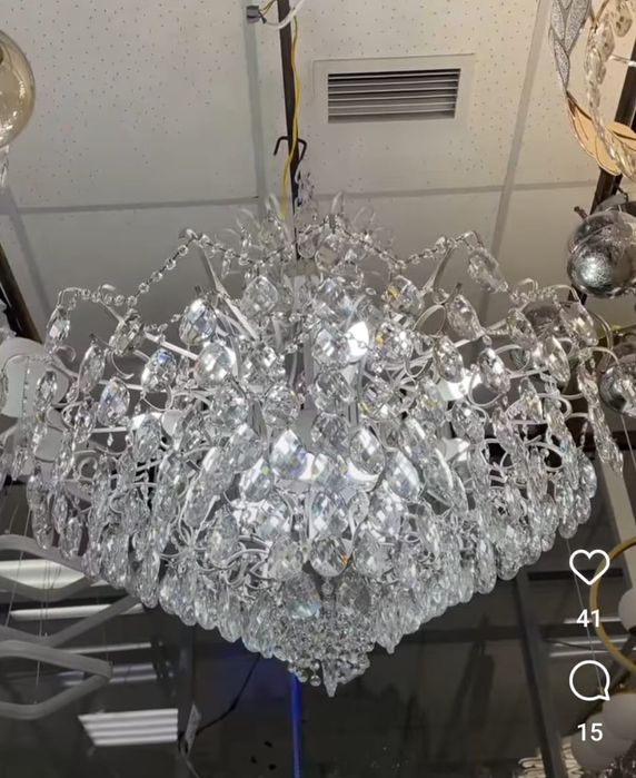 Красивая новая люстра для больших помещений