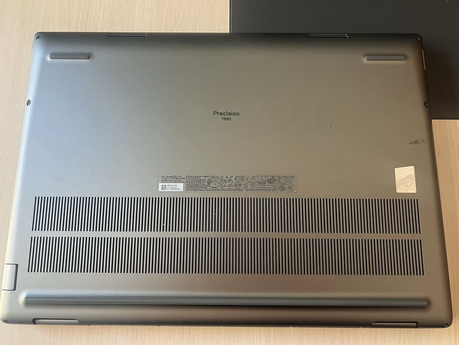 Продавам Dell Precision 7680