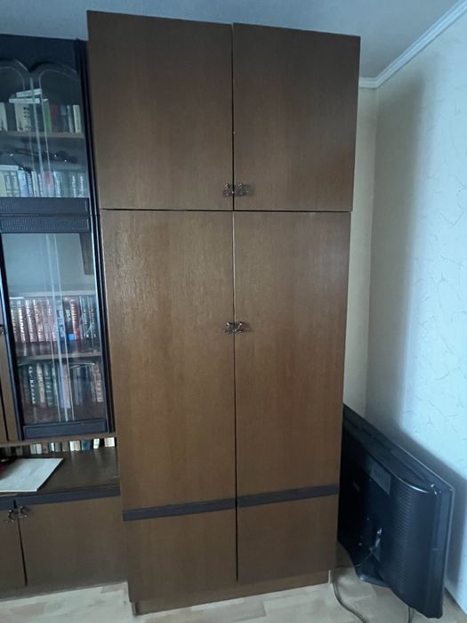 Продам стенку советскую ,с сейфом внутри (ключевой)