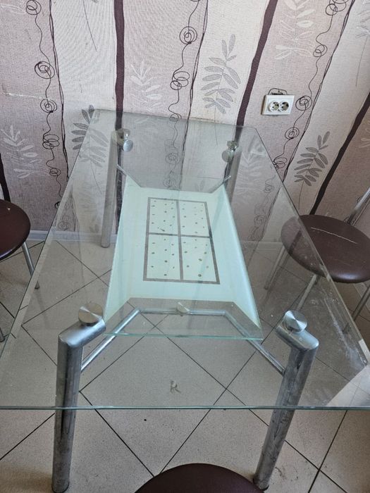 Стол стеклянный продается